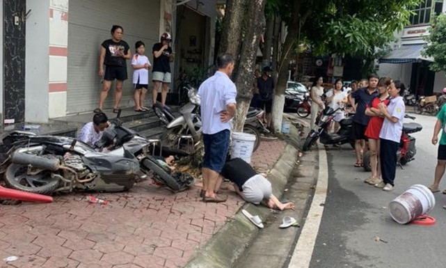 Bé trai vặn ga khi ngồi trên xe máy dẫn đến tai nạn tử vong