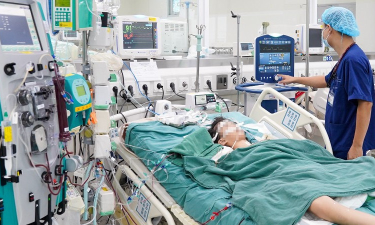 Bé gái 10 tuổi nguy kịch do uống nhầm thuốc diệt chuột