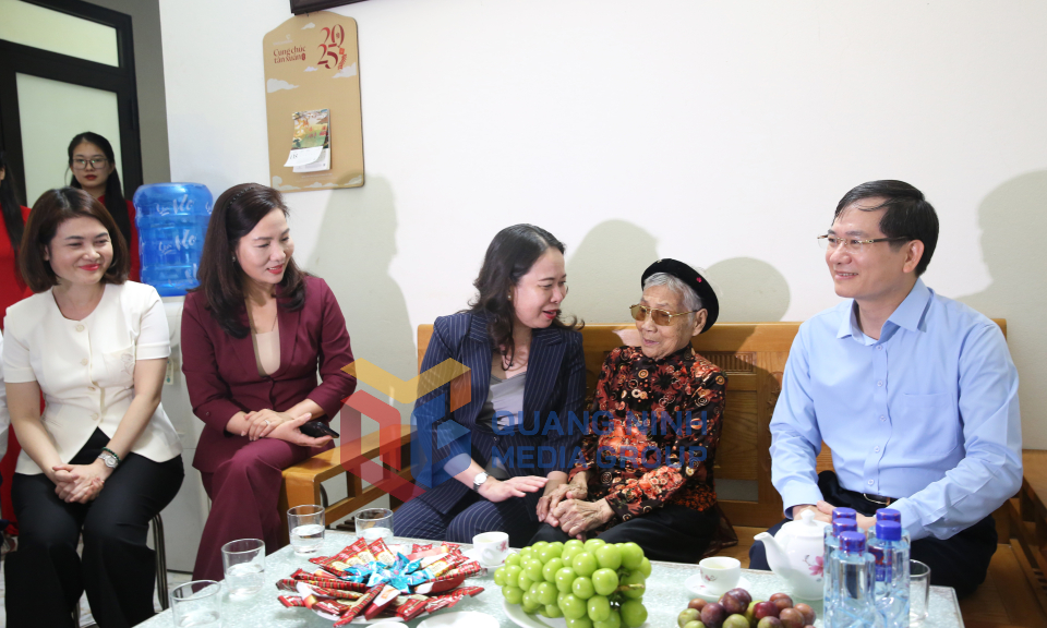 Phó Chủ tịch nước Võ Thị Ánh Xuân thăm, tặng quà gia đình chính sách tại Quảng Ninh, tháng 9-2025