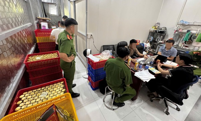 Đánh sập đường dây sản xuất, tiêu thụ hàng chục ngàn hũ nước yến giả