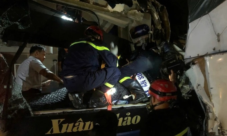 Tông nhau trên cao tốc La Sơn - Hòa Liên, cảnh sát đập kính xe khách cứu 12 người