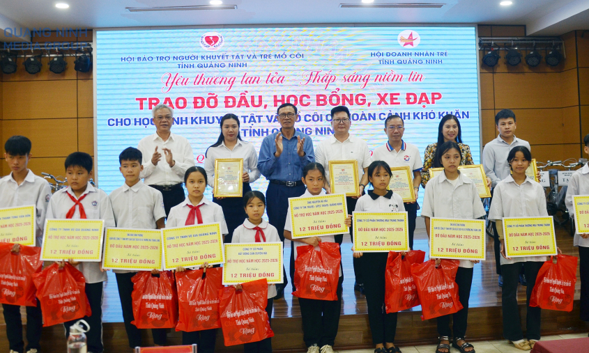 Trao hỗ trợ cho học sinh khuyết tật, mồ côi có hoàn cảnh khó khăn