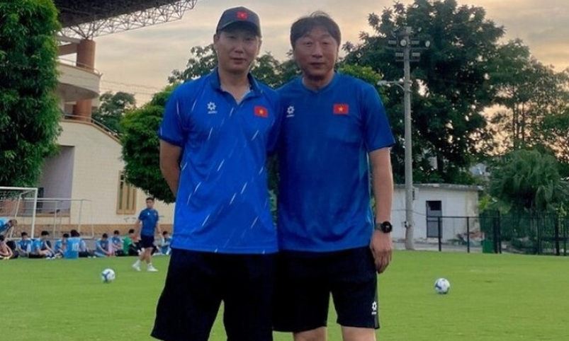 HLV Kim Sang Sik tái cơ cấu ban huấn luyện đội tuyển