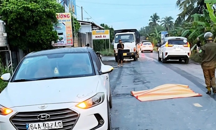 Người đàn ông dùng búa đánh phụ nữ rồi lao đầu vào xe tải