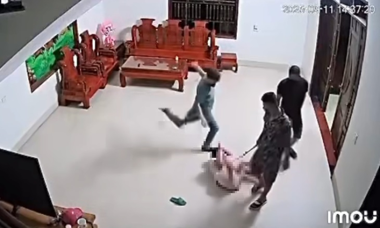 3 thanh niên xông vào nhà đấm đá người phụ nữ đến nhập viện