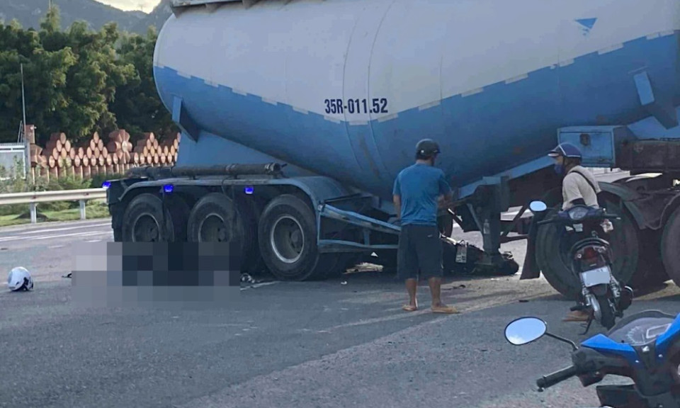 Xe máy va chạm với xe bồn đang qua đường ở Lâm Đồng khiến 2 người tử vong