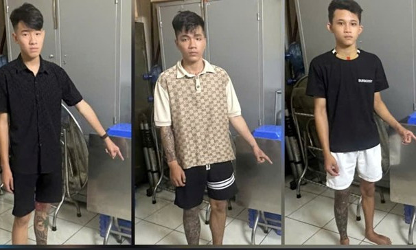 Ba thanh niên bị bắt khẩn cấp vì giật bàn inox cúng cô hồn giữa đường phố TPHCM