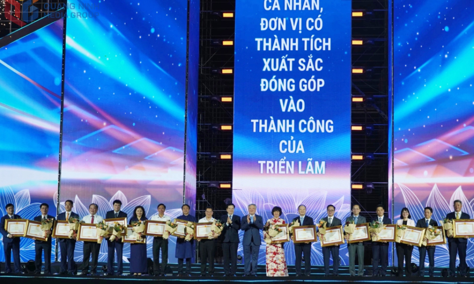 Tỉnh Quảng Ninh nhận Bằng khen của Thủ tướng Chính phủ tại Triển lãm thành tựu đất nước