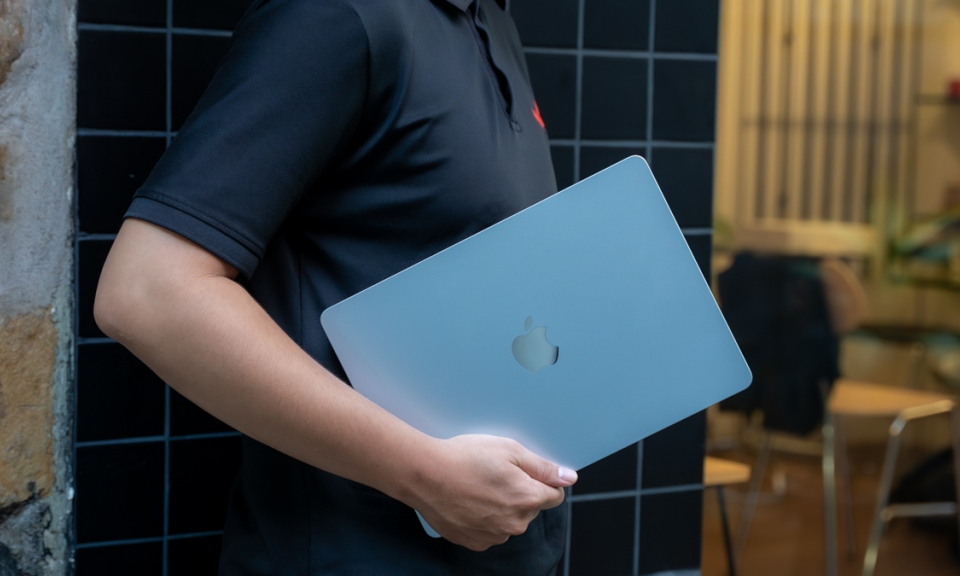 Đánh giá MacBook Air M4 sức mạnh tiềm năng trong thiết kế mỏng nhẹ
