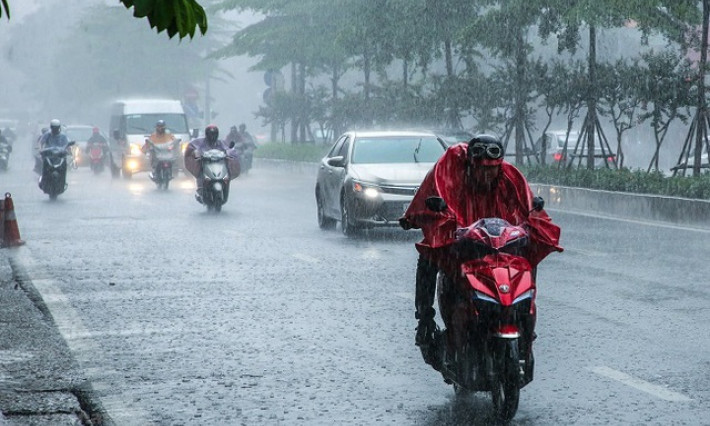 Mưa dông kéo dài từ miền Bắc vào Nam Bộ