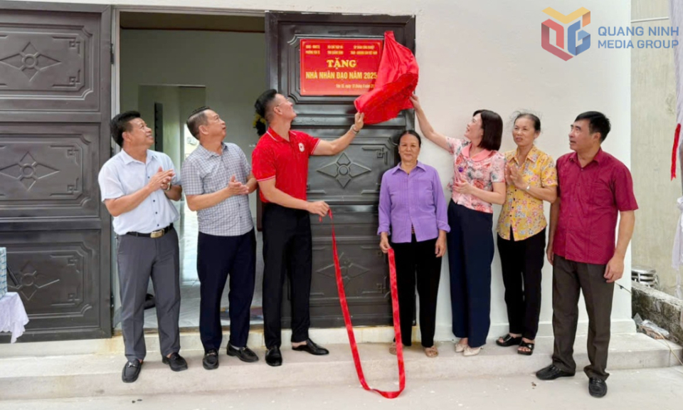 Bàn giao nhà nhân đạo cho hộ gia đình có hoàn cảnh khó khăn tại phường Yên Tử