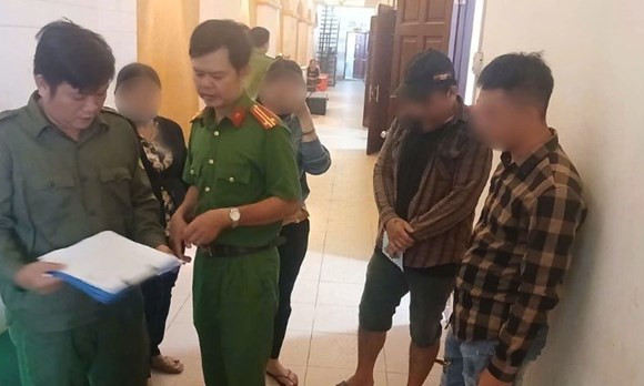 Phát hiện 3 thanh niên dương tính ma túy trong quán karaoke