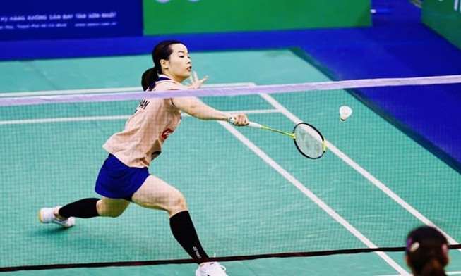 Nguyễn Thùy Linh được kiểm tra chấn thương trước khi về nước