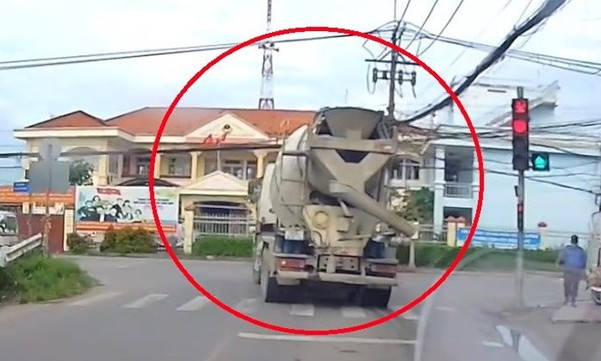 CSGT TPHCM xử phạt tài xế xe bồn vượt đèn đỏ ở xã Bình Mỹ