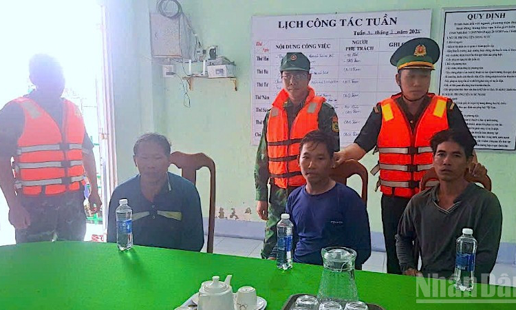 Cà Mau: Cứu hộ 4 thuyền viên gặp nạn trên biển 