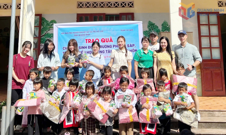 Tặng quà cho học sinh tại Điểm trường Phiêng Sáp xã Lục Hồn