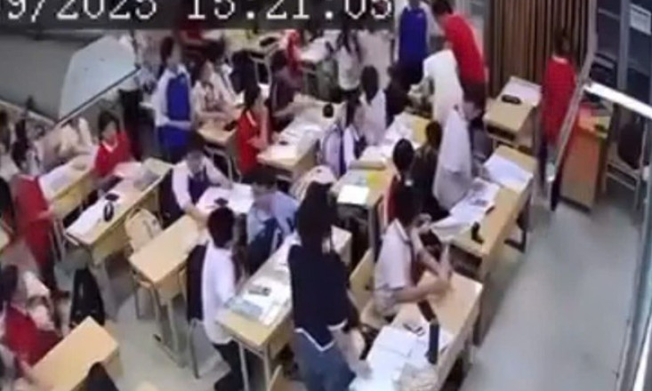 Thu giữ đồ chơi nguy hiểm, cô giáo ở Hà Nội bị học sinh lớp 7 túm tóc, xô ngã