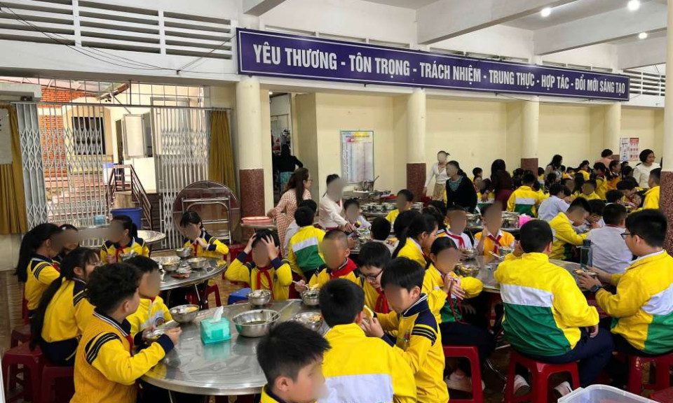 Trường tiểu học ở Lâm Đồng bị tố sử dụng thực phẩm bẩn tạm ngưng ăn bán trú