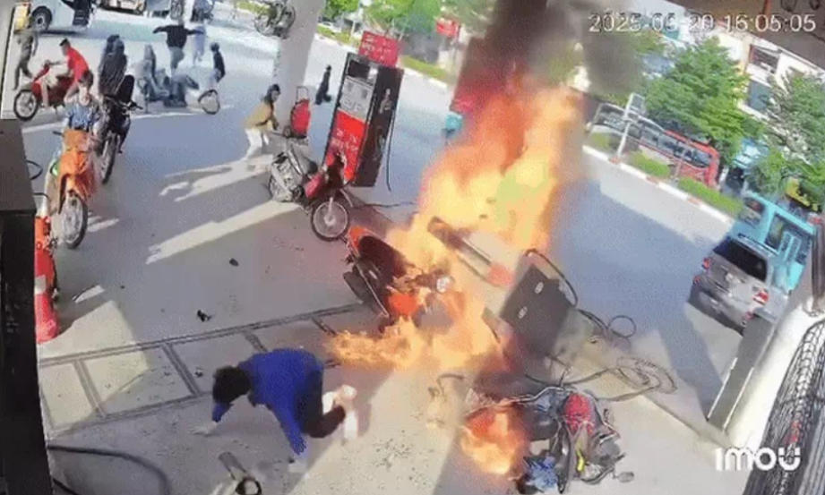Ô tô lùi trúng cây xăng gây cháy dữ dội, nhân viên tháo chạy