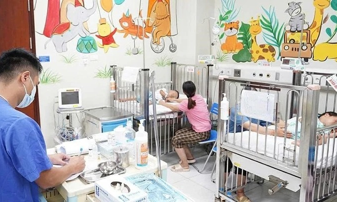 Theo bà lên nương, trẻ 3 tuổi qua đời do bị ong đốt 80 vết