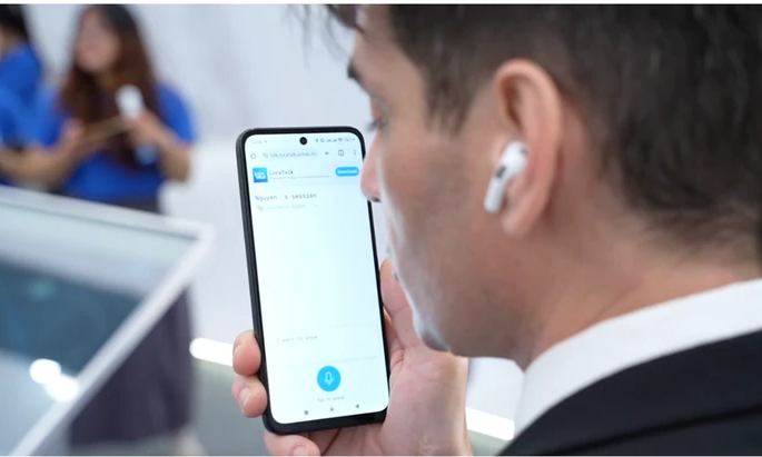 Startup Việt ra mắt LocaTalk: cho AirPods giao tiếp đa ngôn ngữ