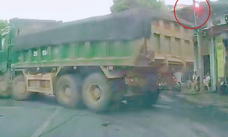 Người dân ghi hình xe tải vượt đèn đỏ rồi báo công an, tài xế bị phạt 19 triệu đồng