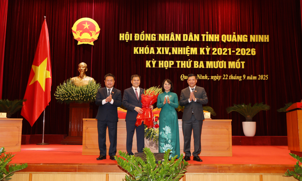 Đồng chí Bùi Văn Khắng được bầu giữ chức vụ Chủ tịch UBND tỉnh Quảng Ninh