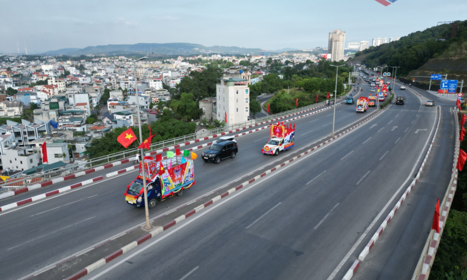 Diễu hành xe tuyên truyền chào mừng Đại hội Đảng bộ tỉnh lần thứ XVI