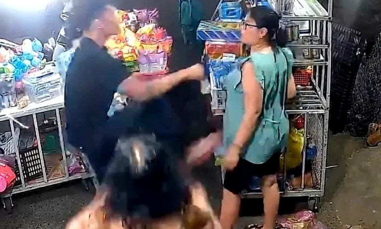 Chê giá mì gói mắc, thanh niên xăm trổ đạp vào bụng người bán hàng đang mang thai