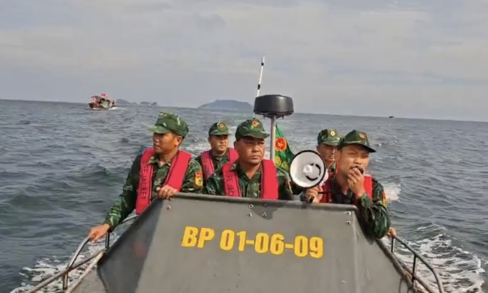 Biên phòng Cô Tô đưa người, phương tiện vào nơi tránh trú bão an toàn