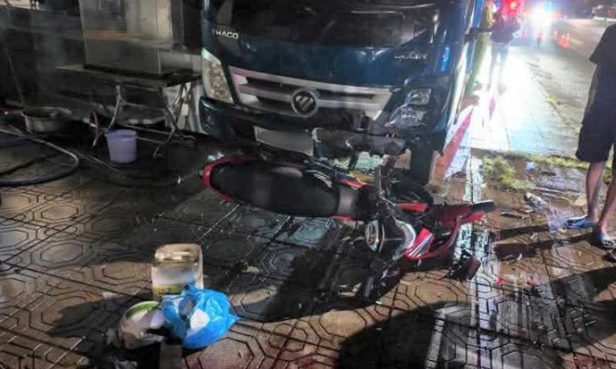 Xe máy tông vào xe tải đậu trên vỉa hè ở Lâm Đồng, 2 thanh niên tử vong