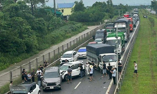 Tai nạn liên hoàn gây ùn tắc cao tốc Hà Nội - Thái Nguyên