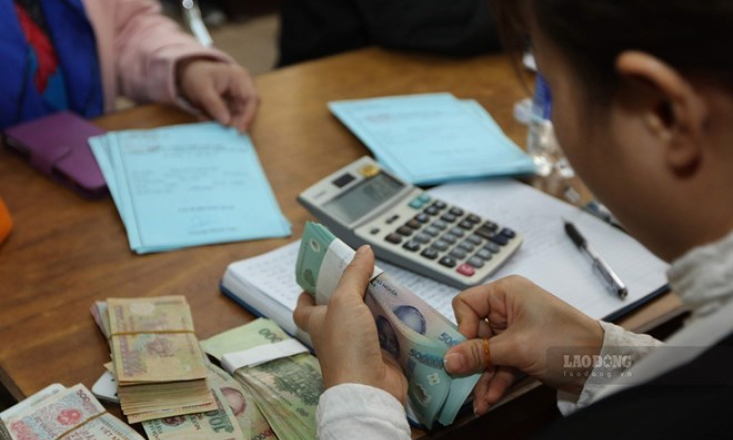 Cán bộ, công chức đủ tuổi nghỉ hưu được hưởng lương hưu, trợ cấp đến 24 tháng lương