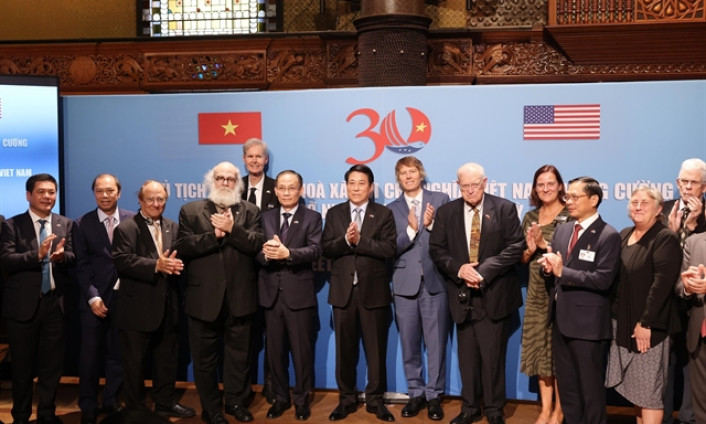Việt Nam always bears in mind valuable support of peace-loving Americans: State President