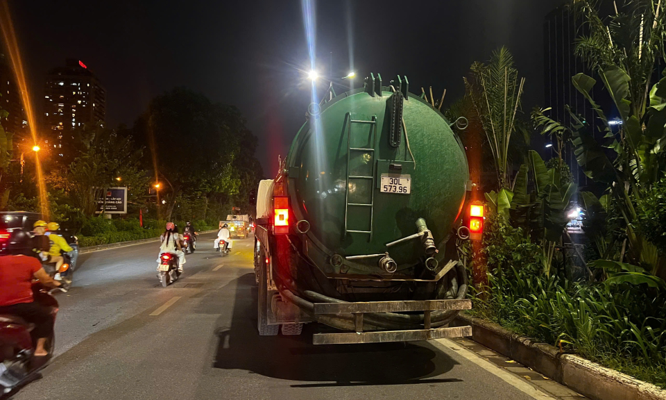 3 người bị bắt vì xả trộm gần 50m³ chất thải bể phốt xuống sông Tô Lịch