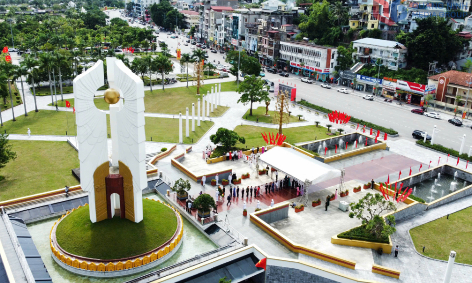 Quang Ninh delegation pays tribute to fallen heroes ahead of 16th provincial Party Congress
