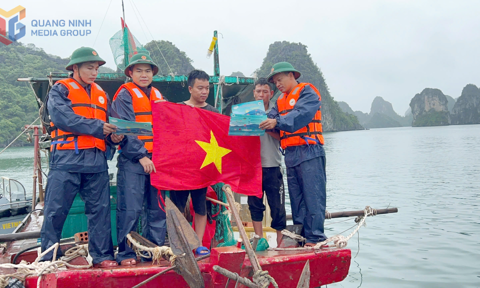 Hải đoàn Biên phòng 38: Tặng cờ Tổ quốc cho ngư dân phường Liên Hòa