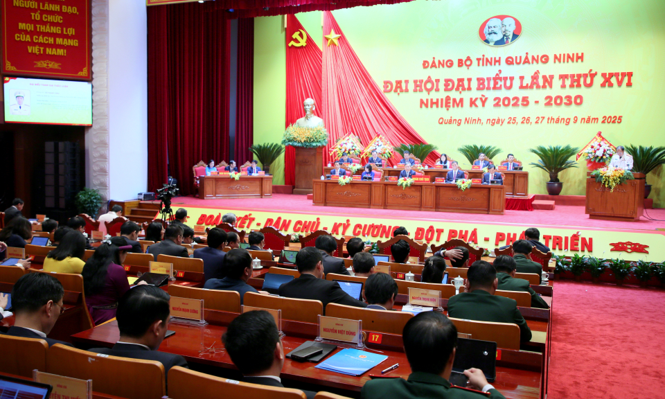 Tham luận tại hội trường và kết thúc phiên làm việc buổi sáng