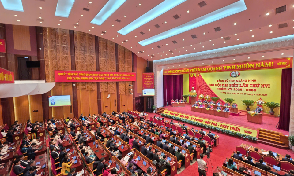 Các đại biểu tiếp tục tham luận, đóng góp nhiều ý kiến cho sự phát triển toàn diện của tỉnh