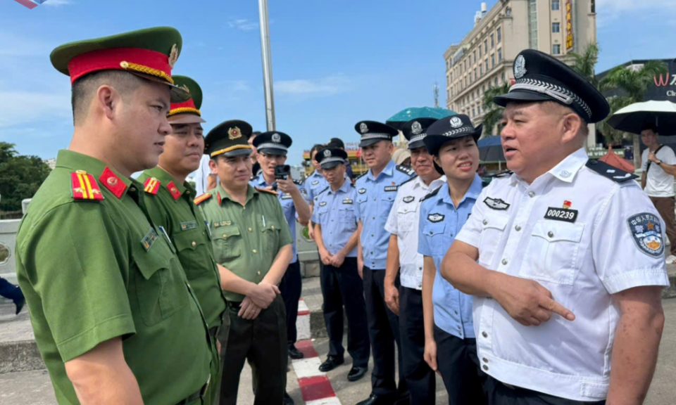 Công an Quảng Ninh bàn giao đối tượng truy nã đặc biệt nguy hiểm người Trung Quốc