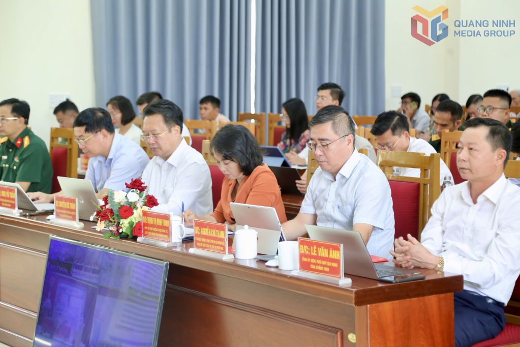 Đồng chí Trịnh Thị Minh Thanh, Phó Bí thư Thường trực Tỉnh ủy, Chủ tịch HĐND tỉnh cùng các lãnh đạo HĐND, UBND tỉnh và các sở, ban, ngành của tỉnh dự hội nghị.