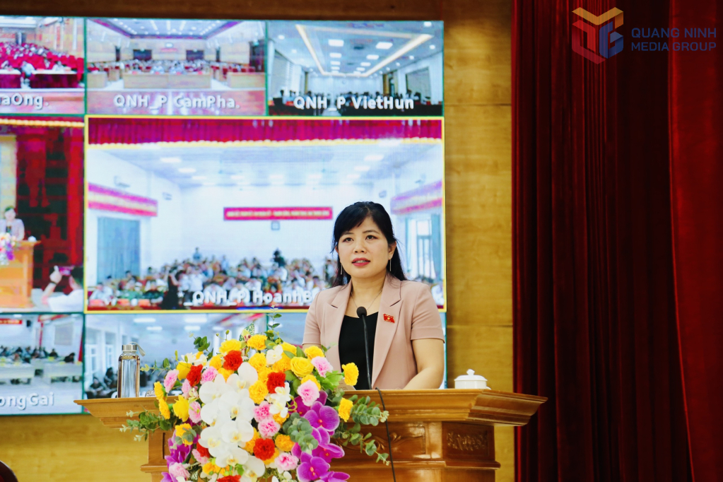 Đại biểu Nguyễn Thị Thu Hà, Phó Trưởng Đoàn ĐBQH chuyên trách tỉnh đã thông tin đến cử tri kết quả giải quyết và trả lời của các bộ, ngành Ttrung ương đối với kiến nghị của cử tri tỉnh Quảng Ninh gửi đến Kỳ họp thứ 9.