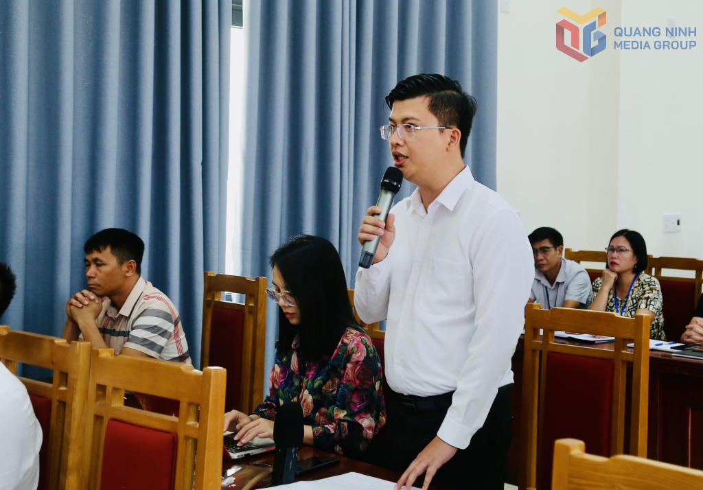 Cử tri phường Hoành Bồ nêu kiến nghị tại hội nghị.