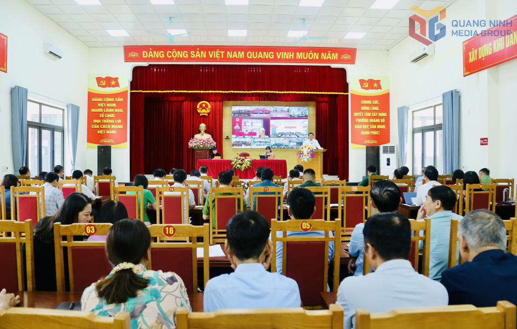 Quang cảnh hội nghị tiếp xúc cử tri.