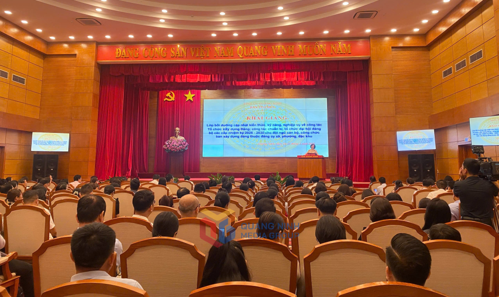 Ban Tổ chức Tỉnh ủy tổ chức khai giảng lớp bồi dưỡng cập nhật kiến thức, kỹ năng, nghiệp vụ về công tác tổ chức xây dựng Đảng và công tác chuẩn bị, tổ chức đại hội Đảng bộ các cấp nhiệm kỳ 2025-2030.