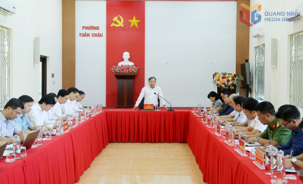 Đồng chí Vũ Đại Thắng, Ủy viên Trung ương Đảng, Bí thư Tỉnh ủy, Trưởng Đoàn ĐBQH tỉnh kết luận buổi làm việc với Ban Thường vụ Đảng ủy phường Tuần Châu về tình hình triển khai các dự án đầu tư trọng điểm trên địa bàn. 