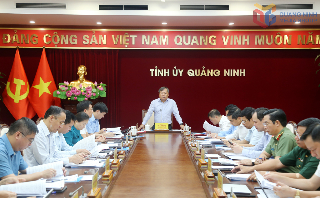 Đồng chí Vũ Đại Thắng, Ủy viên Trung ương Đảng, Bí thư Tỉnh ủy, Trưởng Đoàn ĐBQH tỉnh, kết luận hội nghị.