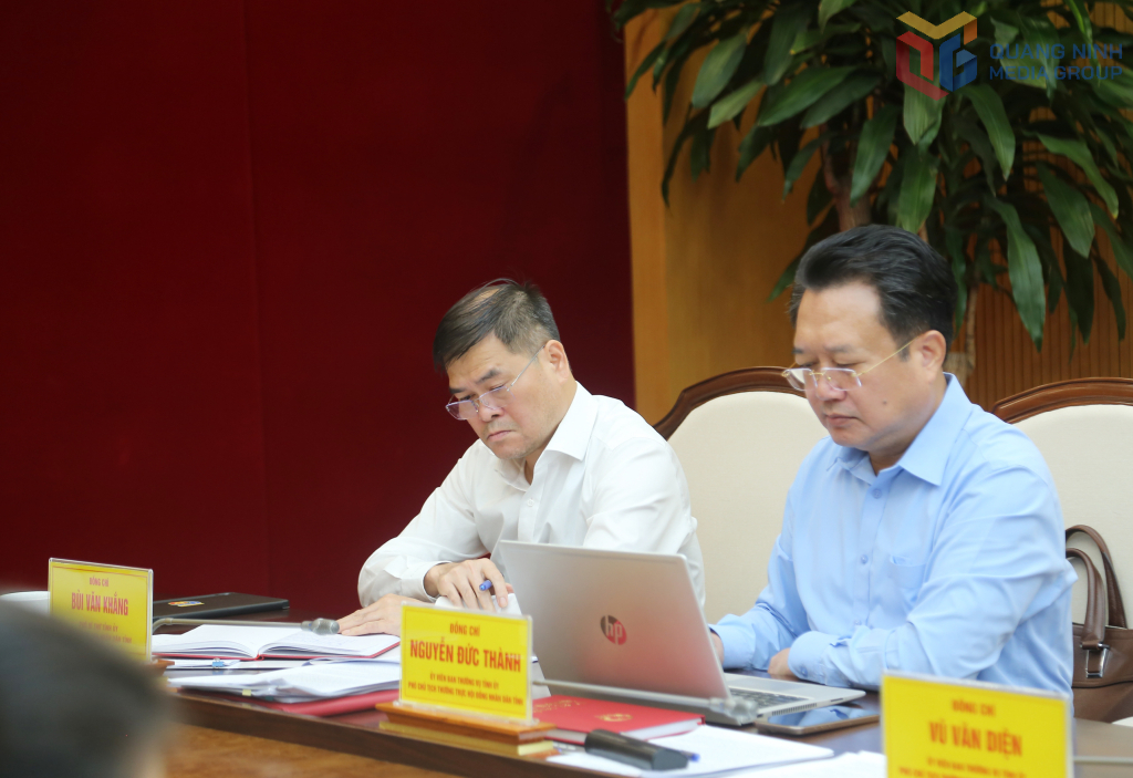 Đồng chí Bùi Văn Khắng, Phó Bí thư Tỉnh ủy, Chủ tịch UBND tỉnh cùng các đại biểu dự hội nghị.