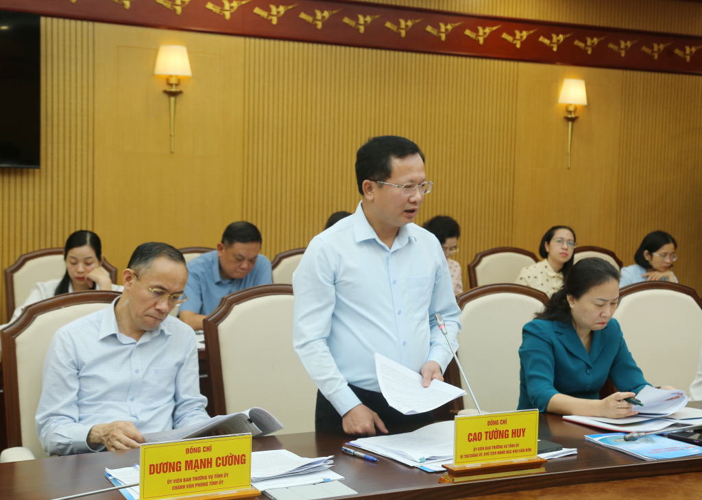 Đồng chí Cao Tường Huy, Bí thư Đảng ủy Đặc khu Vân Đồn, phát biểu tại hội nghị.