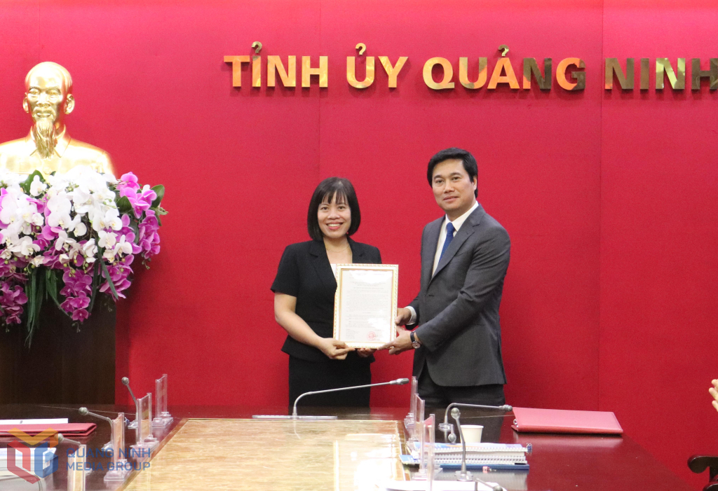 Đồng chí Nguyễn Tường Văn, Phó Bí thư Tỉnh ủy, Chủ tịch UBND tỉnh trao quyết định bổ nhiệm chức danh Phó Giám đốc Sở Ngoại vụ cho đồng chí Nguyễn Thị Hồng Hạnh. Ảnh chụp ngày 10/4/2021.